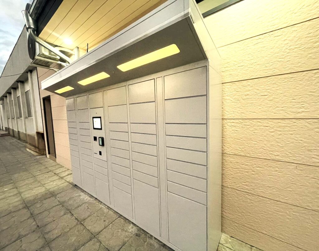 outdoor parcel locker white