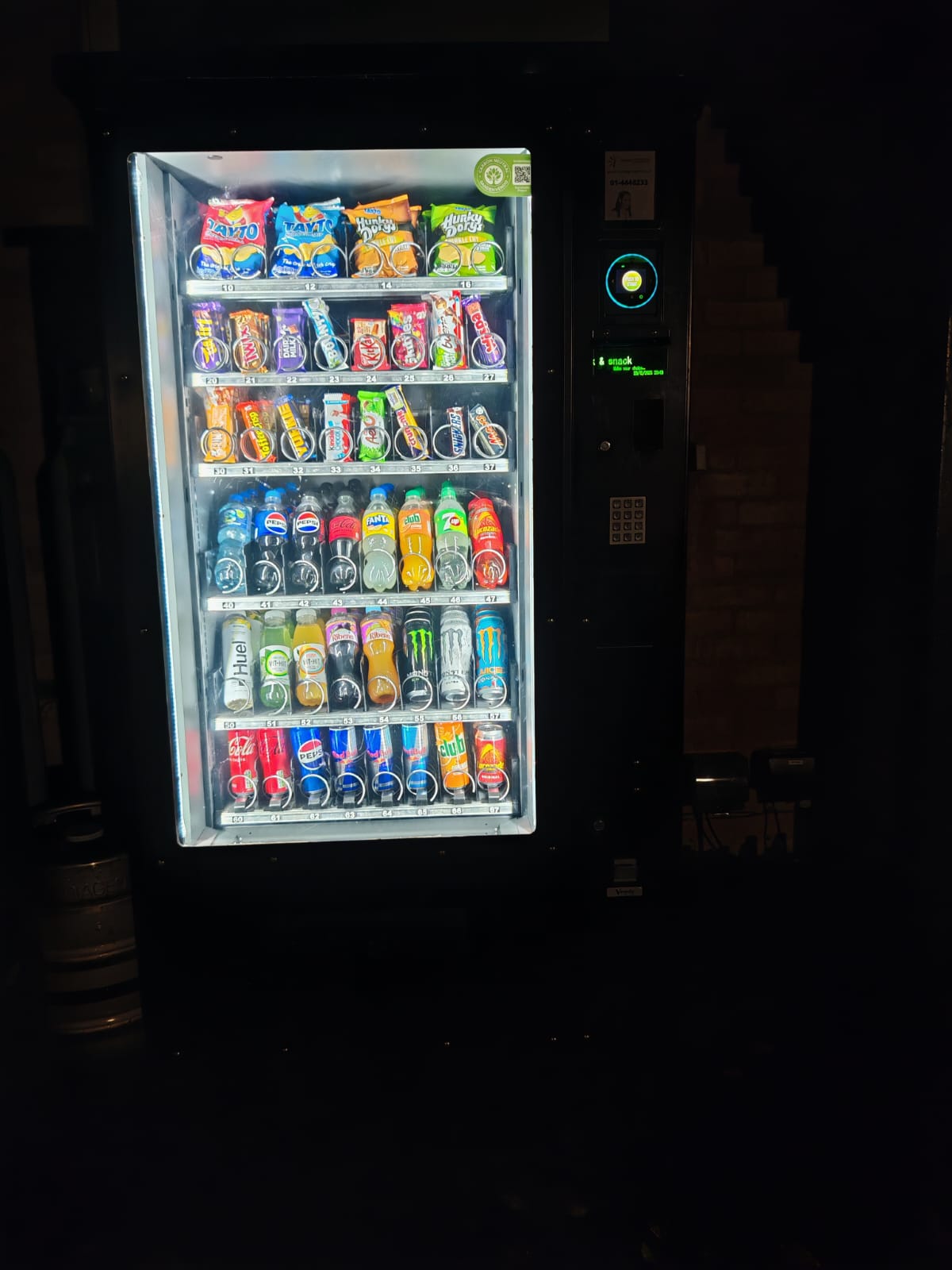 How Do I Ensure Accessibility for Customers With Disabilities at a Vending Machine?