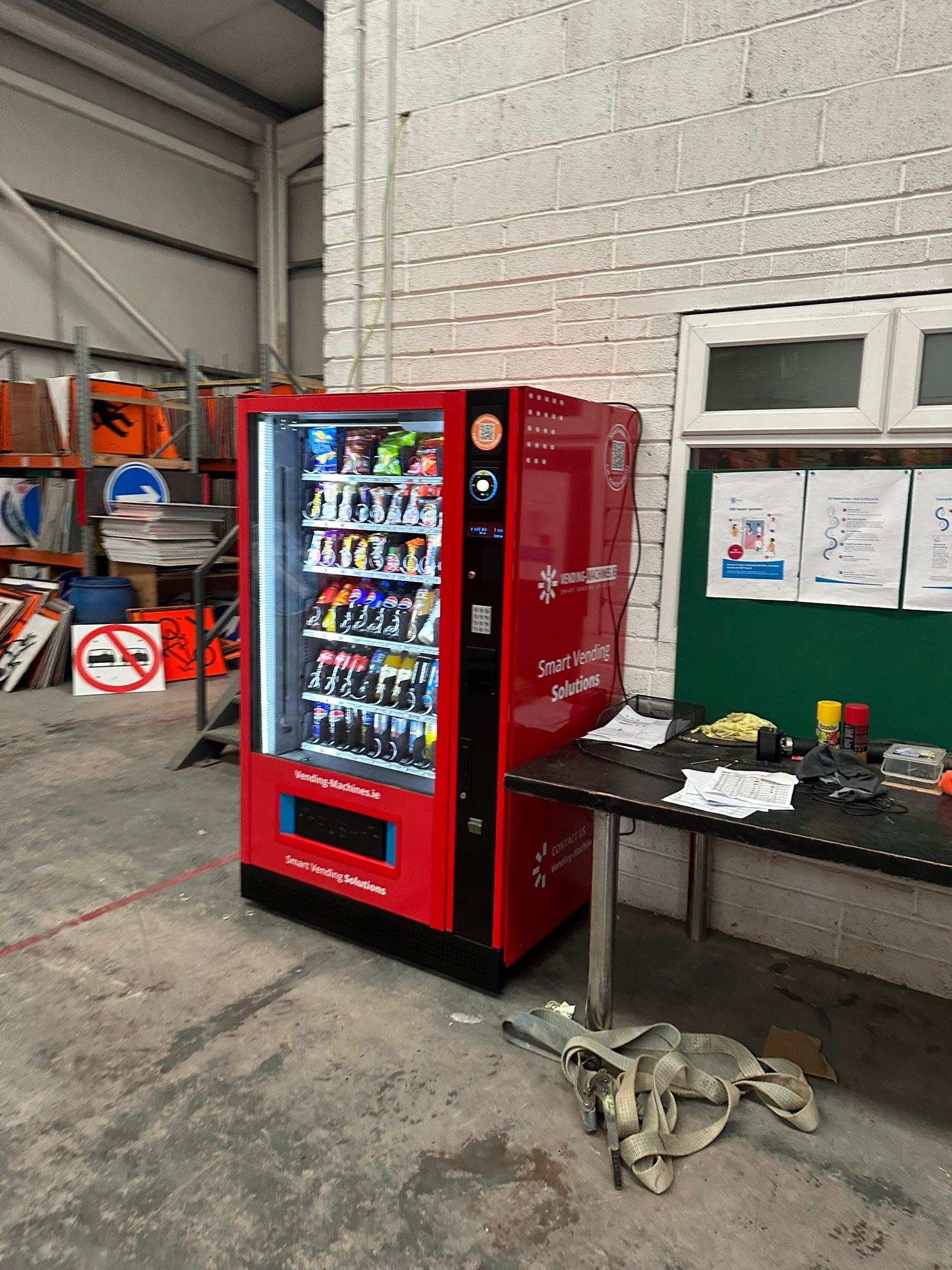 How Do Cashless Vending Machines Operate?